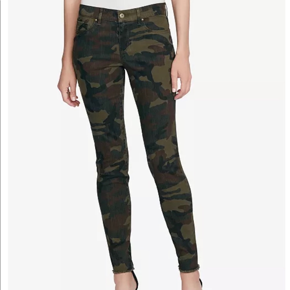 NWT. Jessica Simpson Skinny Camouflage Jeans. Size 32